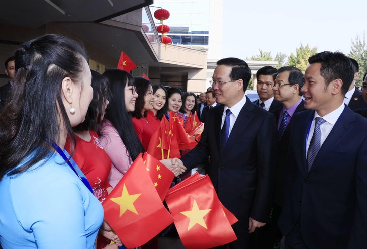 越南国家主席武文赏及其代表团抵达北京 出席第三届“一带一路”国际合作高峰论坛 - ảnh 6