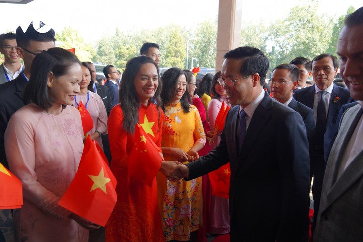 越南国家主席武文赏及其代表团抵达北京 出席第三届“一带一路”国际合作高峰论坛 - ảnh 7