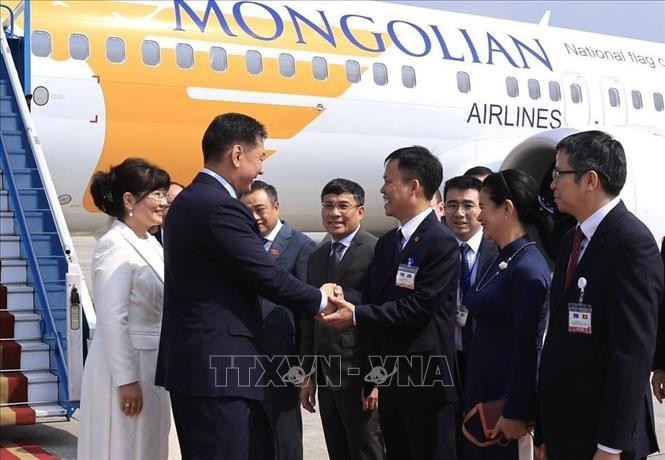 蒙古国总统呼日勒苏赫抵达河内，开始对越南进行国事访问 - ảnh 1