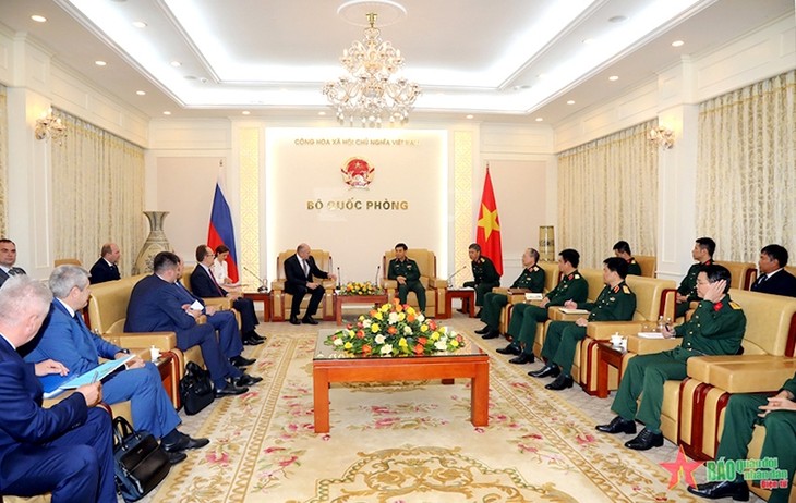 越南国防部长潘文江大将会见俄罗斯紧急情况部部长 - ảnh 1