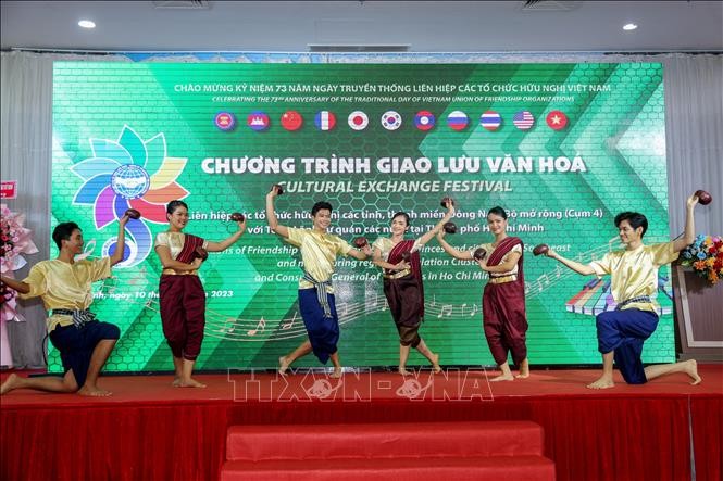 在与各国驻越南总领馆的友好交流中介绍东南部文化 - ảnh 1