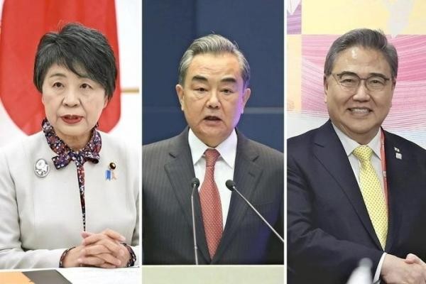 中日韩三国外长将于26日在釜山举行会谈 - ảnh 1