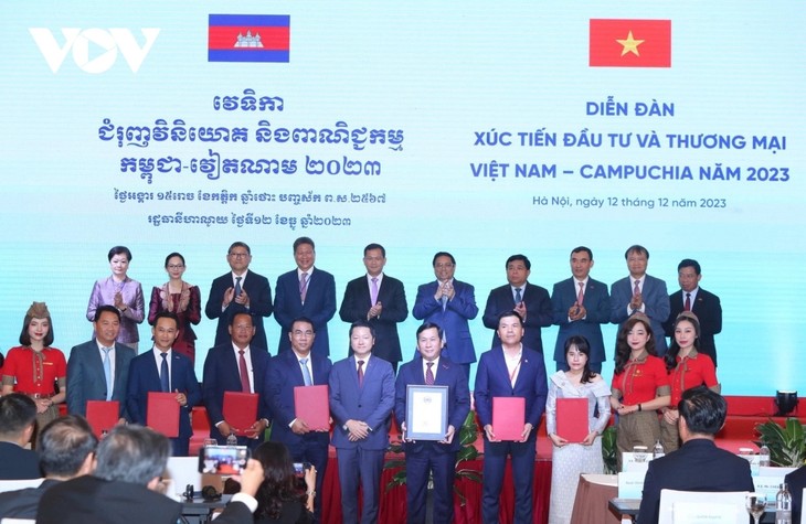 越南政府总理和柬埔寨首相出席越柬投资和贸易促进会 - ảnh 1