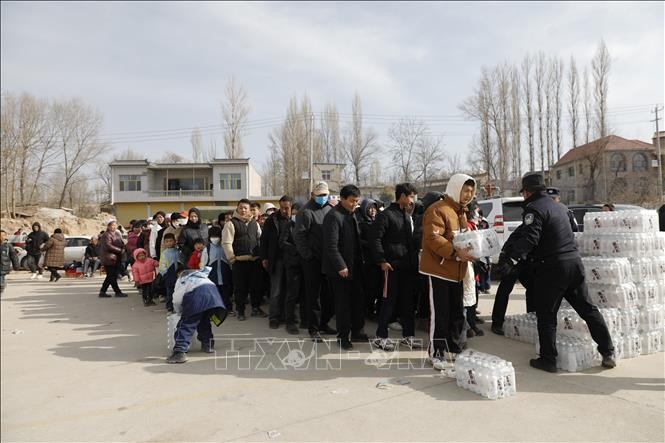 中国地震：更多救援物资运往灾区 - ảnh 1