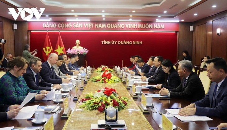 保加利亚国民议会议长会见曾在保学习和工作的越南人 - ảnh 2