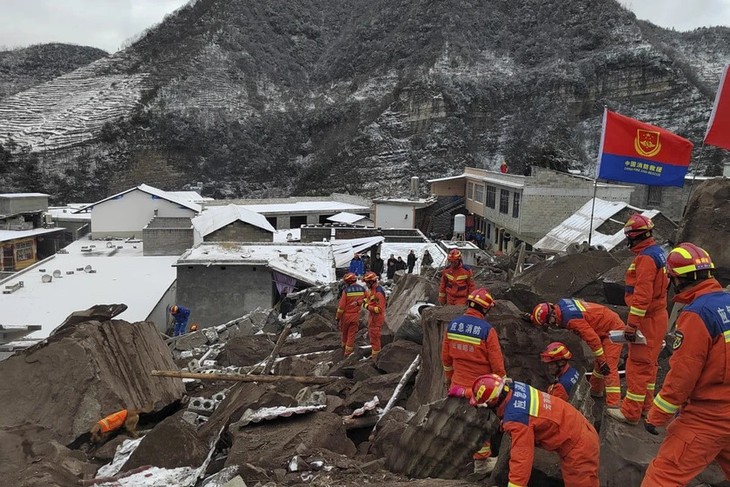 中国山体滑坡造成2人死亡数十人失踪 - ảnh 1