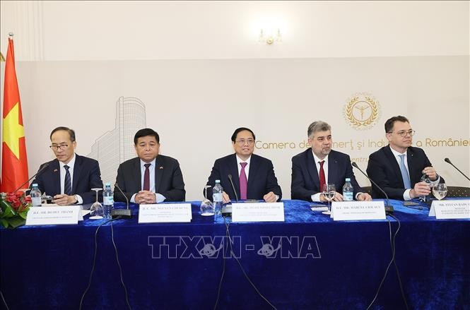 范明政与罗马尼亚总理出席越南-罗马尼亚商务论坛 - ảnh 1