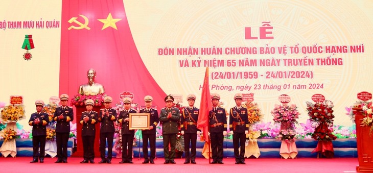 向越南海军参谋部授予二级卫国勋章 - ảnh 1