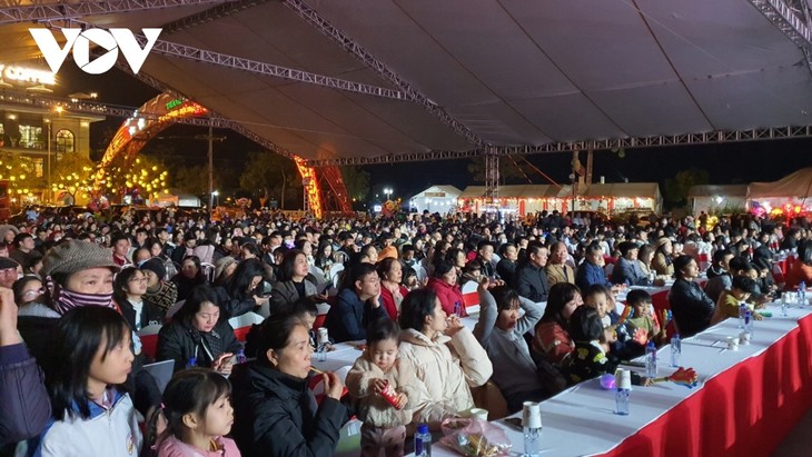 越中跨国春节联欢晚会在老街省举行 - ảnh 1