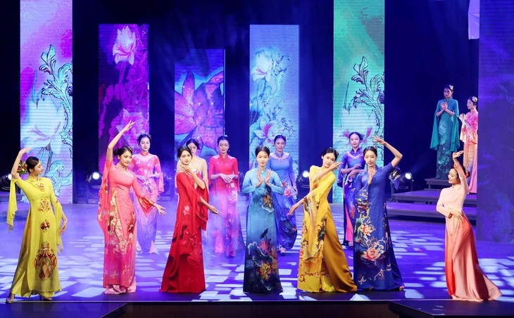 2024年奥黛周启动仪式暨越南奥黛香色艺术晚会在河内举行 - ảnh 1