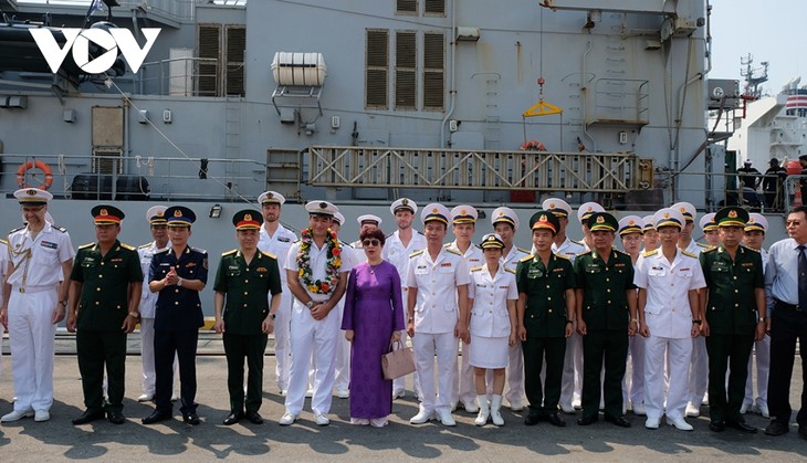 法国海军军舰访问岘港市 - ảnh 1