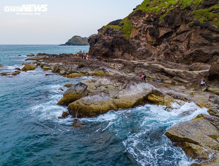 怀海崖壁：平定省颇受欢迎的原始风貌旅游景点 - ảnh 4