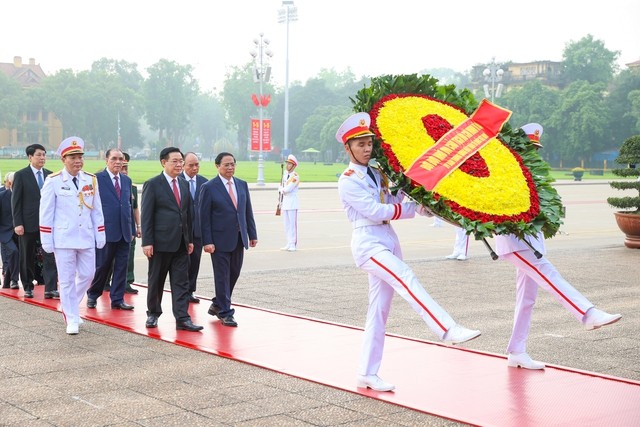 国家统一四十九周年之际，越南党、国家领导人入陵瞻仰胡志明主席遗容 - ảnh 1