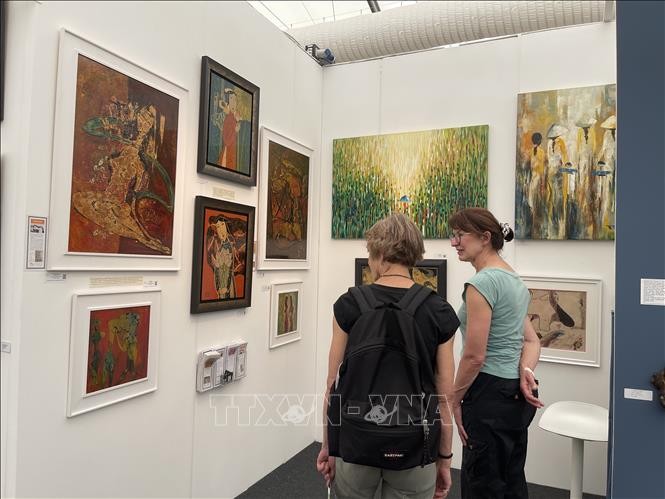 越南画作在英国伦敦艺术博览会上受到强烈关注 - ảnh 1