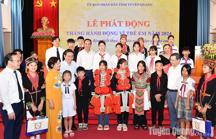 越南全国各地纷纷举行2024年儿童行动月启动仪式 - ảnh 1