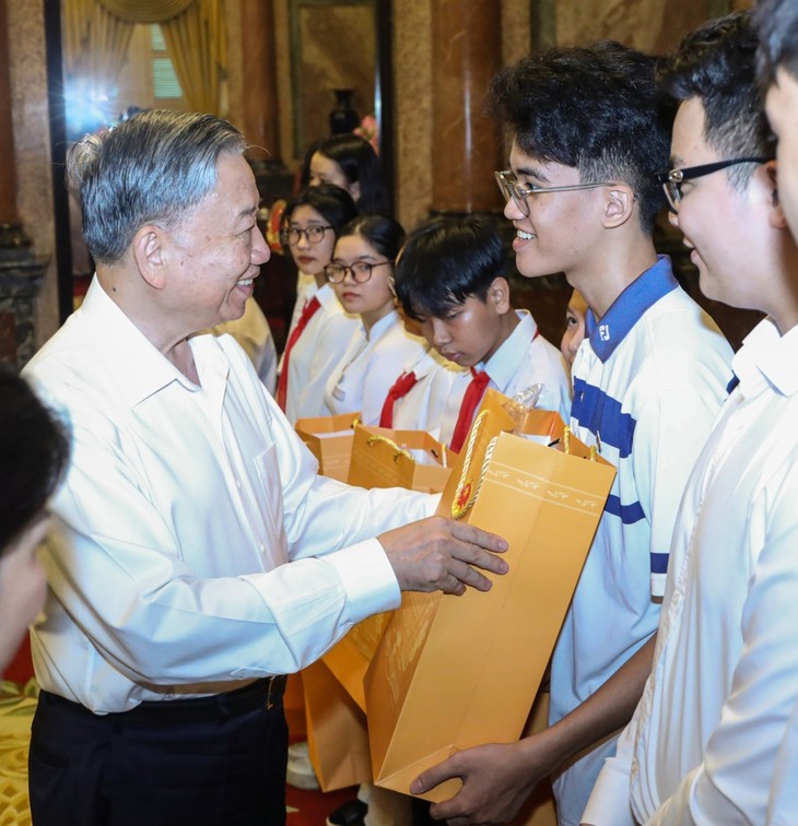 越南国家主席苏林会见人民公安力量的优秀后代 - ảnh 1