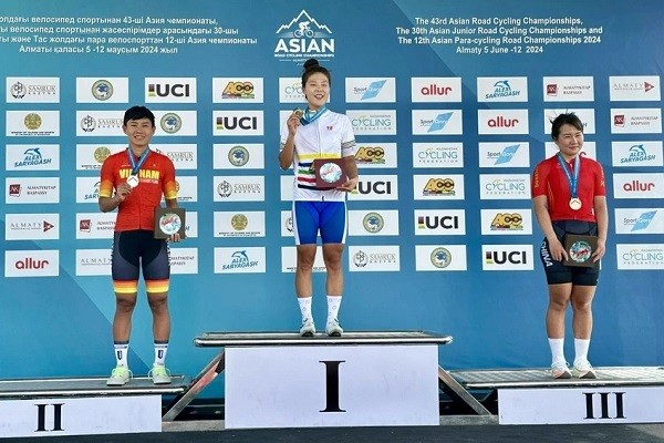 越南车手阮氏实在2024年亚洲公路自行车锦标赛上获得银牌 - ảnh 1