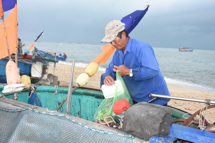 渔民“把垃圾带上岸”，携手保护海洋环境 - ảnh 1