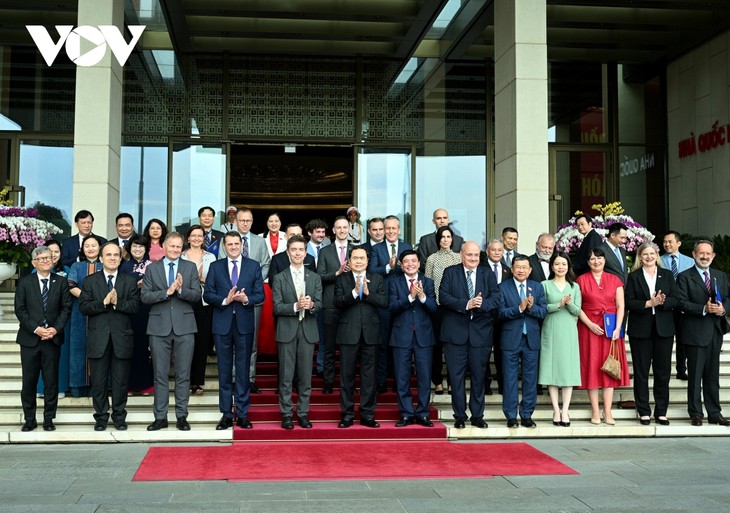越南国会主席陈青敏会见欧盟及其成员国驻越南大使和临时代办 - ảnh 1