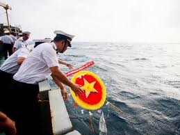 Rombongan kerja Angkatan Laut Vietnam mengunjungi rumah anjungan DK1 - ảnh 2