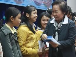 Wakil Presiden Nguyen Thi Doan memberikan bingkisan kepada para pelajar provinsi Ha Nam - ảnh 1