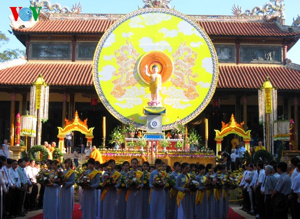 Kota Hue menyambut Mega Perayaan Weisak 2556 - ảnh 3