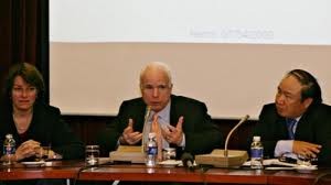 Senator AS John McCain ingin mendorong hubungan dengan Vietnam - ảnh 1