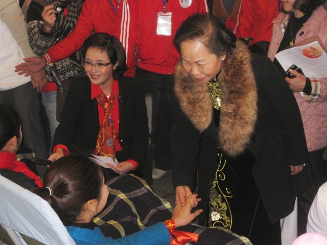 Wapres Vietnam Ibu Nguyen Thi Doan menerima para pemberi donor darah yang tipikal tahun 2012 - ảnh 1