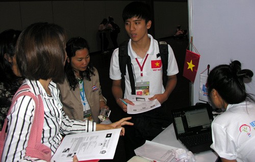 Vietnam merebut dua medali perunggu dalam sayembara IEYI internasional 2012 - ảnh 1
