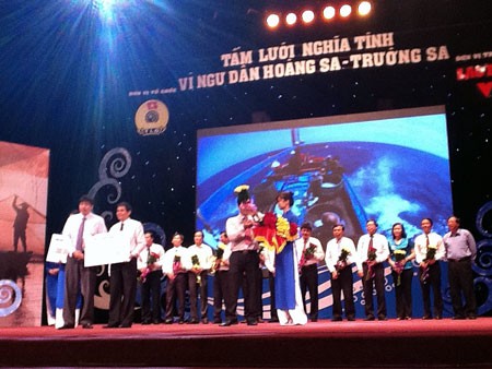 Kota Ho Chi Minh memberikan bantuan sebanyak VND 22 miliar kepada kaum nelayan di kepulauan Truong Sa - ảnh 1