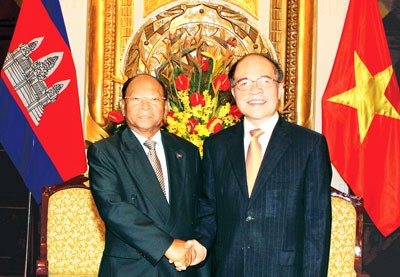Ketua MN Vietnam Nguyen Sinh Hung menerima Ketua Parlemen Kamboja Heng Samrin - ảnh 1