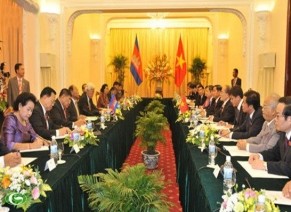 Ketua MN Vietnam Nguyen Sinh Hung menerima Ketua Parlemen Kamboja Heng Samrin - ảnh 2