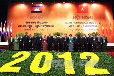 Penutupan Konferensi tentang Hubungan Persahabatan Parlemen Vietnam – Kamboja - ảnh 1