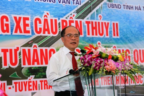 Ketua MN Vietnam Nguyen Sinh Hung menggunting pita pengoperasian jembatan Ben Thuy 2 - ảnh 2