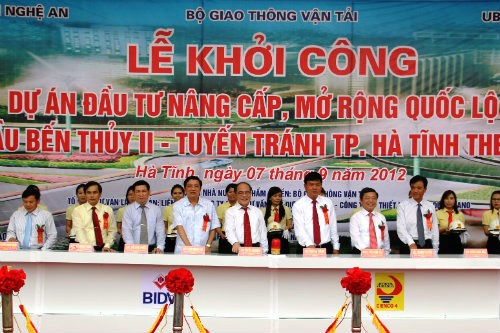 Ketua MN Vietnam Nguyen Sinh Hung menggunting pita pengoperasian jembatan Ben Thuy 2 - ảnh 1