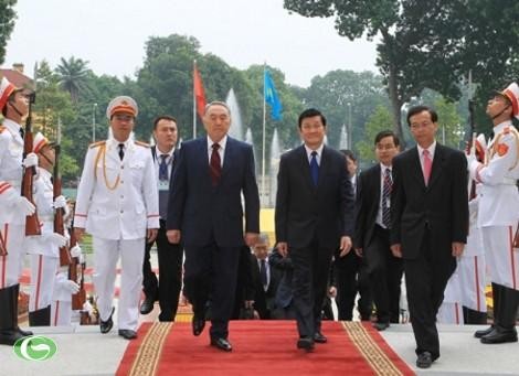 Presiden Truong Tan Sang mengakhiri kunjungan kenegaraan di Republik Kazakstan - ảnh 1