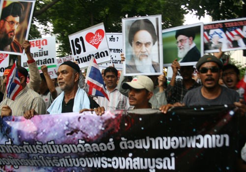 Gelombang demonstrasi menentang film yang melecehkan agama Islam terus terjadi - ảnh 1