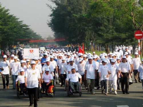Kementerian Kesehatan Vietnam mencanangkan program gerak jalan dengan tema “Demi satu jantung yang sehat” - ảnh 1