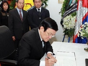 Presiden Vietnam Truong Tan Sang meletakkan karangan bunga berziarah kepada Almarhum Raja Kamboja Norodom Sihanouk - ảnh 1