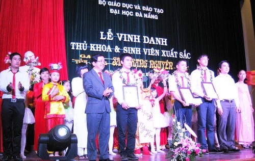 Universitas Da Nang memuliakan bintang pelajar dan mahasiswa yang terkemuka 2012 - ảnh 1