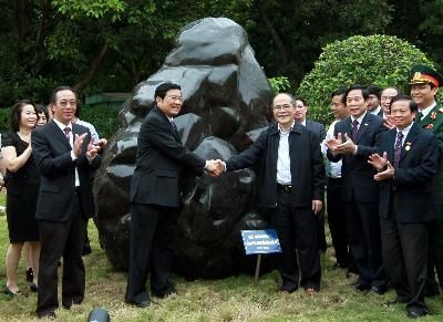 Menyumbangkan batu adi, memugar pemandangan di Musolium Presiden Ho Chi Minh - ảnh 1