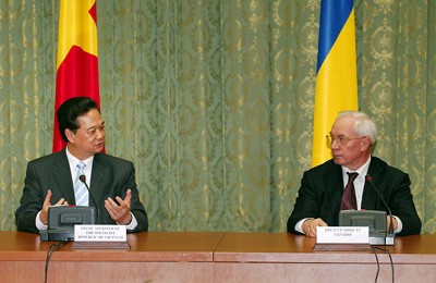 Pimpinan Partai, Negara dan Pemerintah Vietnam melakukan pembicaraan dengan PM Ukraina Mykola Azarov - ảnh 3