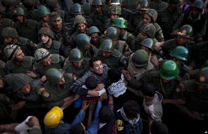 Tentara Mesir berhak melakukan penangkapan selama referendum berlangsung - ảnh 1