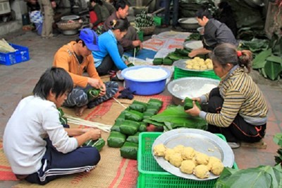 Musim Semi yang bersemarak di desa membuat kue  Chung Tranh Khuc, kota Hanoi - ảnh 1