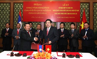 Kemhan Vietnam dan Kemhan Laos menanda-tangani rencana kerjasama 2013 - ảnh 1