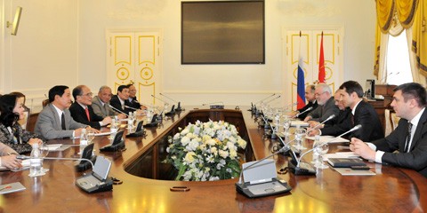 Ketua MN Vietnam Nguyen Sinh Hung melakukan pertemuan dengan Penjabat Gubernur kota Saint Petersburg - ảnh 2