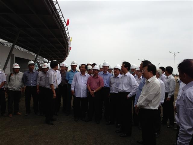 Perdana Menteri Nguyen Tan Dung memberikan bimbingan untuk memikirkan masalah  perumahan anti banjir  untuk kepala keluarga miskin - ảnh 2