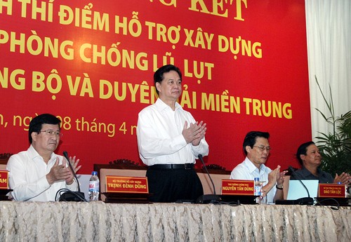 Perdana Menteri Nguyen Tan Dung memberikan bimbingan untuk memikirkan masalah  perumahan anti banjir  untuk kepala keluarga miskin - ảnh 1
