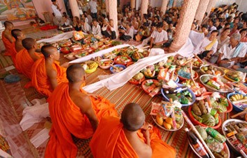 Rakyat Khmer merayakan Hari Raya Tahun Baru tradisional Chol Chnam Thmay - ảnh 1