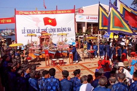 Provinsi Quang Ngai melakukan persiapan yang cermat untuk peringatan upacara menjamu serdadu armada laut kepulauan Hoang Sa 2013 - ảnh 1